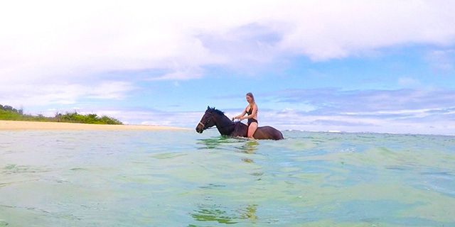 Romantic sunset horse riding on the riambel beach (13)